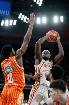 In the picture from left Malik Osborne ratiopharm Ulm, 10 against Charles Thompson Wuerzburg Baskets, 32 on the ball 29 12 2025, ratiopharm Ulm Fitness First Wuerzburg Baskets, easyCredit BBL, Matchday 13, Germany, Ulm, ratiopharm Arena, Copyright: HMBxMedia xJulienxBecker