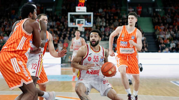 In the picture from left Malik Osborne ratiopharm Ulm, 10 , Charles Thompson Wuerzburg Baskets, 32 , Christopher Ledlum ratiopharm Ulm, 4 , David Muenkat Wuerzburg Baskets, 55 on the ball and Diego Garavaglia ratiopharm Ulm, 23 29 12 2025, ratiopharm Ulm Fitness First Wuerzburg Baskets, easyCredit BBL, Matchday 13, Germany, Ulm, ratiopharm Arena, Copyright: HMBxMedia xJulienxBecker