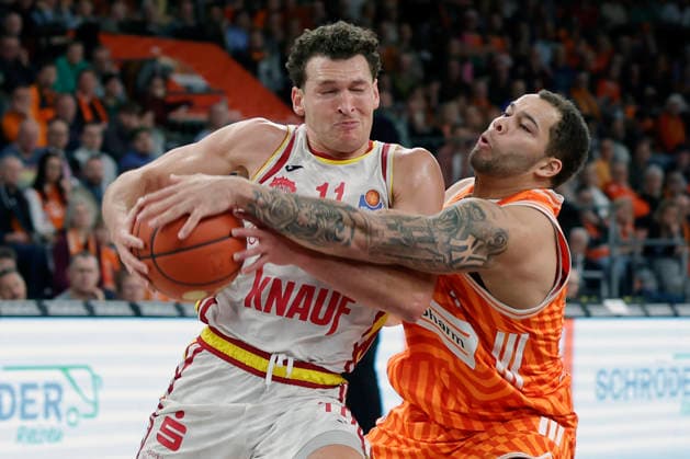In the picture from left Brae Ivey Wuerzburg Baskets, 11 on the ball against Christopher Ledlum ratiopharm Ulm, 4 29 12 2025, ratiopharm Ulm Fitness First Wuerzburg Baskets, easyCredit BBL, Matchday 13, Germany, Ulm, ratiopharm Arena, Copyright: HMBxMedia xJulienxBecker