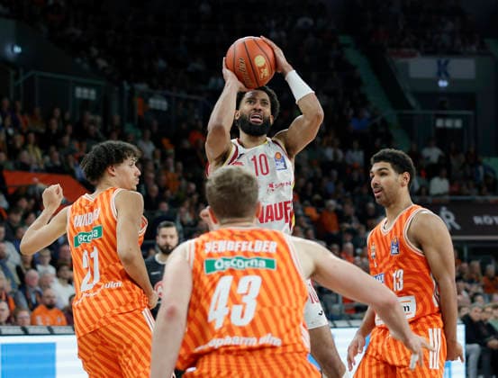 In the picture from left Alec Anigbata ratiopharm Ulm, 21 , left in the picture and Mark Smith ratiopharm Ulm, 13 , right, against Davion Mintz Wuerzburg Baskets, 10 on the ball 29 12 2025, ratiopharm Ulm Fitness First Wuerzburg Baskets, easyCredit BBL, 13 Matchday, Germany, Ulm, ratiopharm Arena, Copyright: HMBxMedia xJulienxBecker