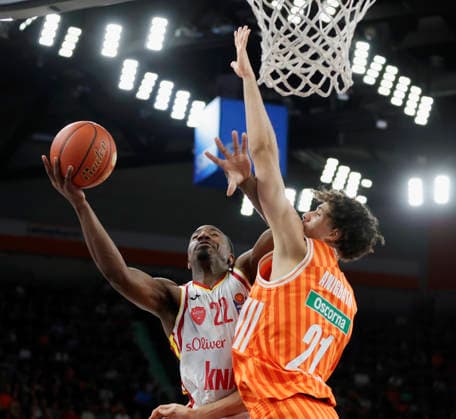 In the picture from left Johnathan Stove Wuerzburg Baskets, 22 with the basketball against Alec Anigbata ratiopharm Ulm, 21 29 12 2025, ratiopharm Ulm Fitness First Wuerzburg Baskets, easyCredit BBL, Matchday 13, Germany, Ulm, ratiopharm Arena, Copyright: HMBxMedia xJulienxBecker