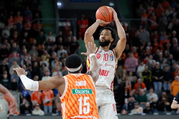 In the picture from left Justin Simon ratiopharm Ulm, 15 against the throw of Davion Mintz Wuerzburg Baskets, 10 29 12 2025, ratiopharm Ulm Fitness First Wuerzburg Baskets, easyCredit BBL, Matchday 13, Germany, Ulm, ratiopharm Arena, Copyright: HMBxMedia xJulienxBecker
