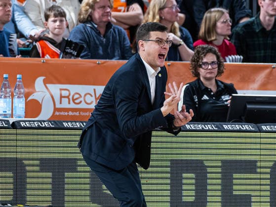 Lazar Spasic EWE Baskets Oldenburg, Headcoach is angry and shouts Rasta Vechta vs EWE Baskets Oldenburg, Basketball, easyCredit Basketball Bundesliga, Matchday 13, Season 2025 2026, 29 12 2025 Rasta Vechta vs EWE Baskets Oldenburg, Basketball, easyCredit Basketball Bundesliga, Matchday 13, Season 2025 2026, 29 12 2025 Vechta Copyright: xEibner-Pressefoto DamianxKruczynx EP_DKI