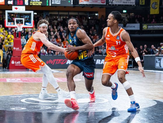 James Woodard EWE Baskets Oldenburg, 10 in a duel against Booker Coplin RASTA Vechta, 30 and Alonzo Verge Jr RASTA Vechta, 11 Rasta Vechta vs EWE Baskets Oldenburg, Basketball, easyCredit Basketball Bundesliga, Matchday 13, Season 2025 2026, 29 12 2025 Rasta Vechta vs EWE Baskets Oldenburg, Basketball, easyCredit Basketball Bundesliga, Matchday 13, Season 2025 2026, 29 12 2025 Vechta Copyright: xEibner-Pressefoto DamianxKruczynx EP_DKI