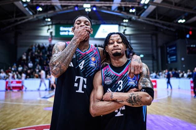 easycredit BBL Basketball Bundesliga 2025 2026 13 Matchday 29 12 2025 Science City Jena vs Telekom Baskets Bonn the matchwinners for Bonn f li Jeff Garrett Jr and Zach Cooks Sparkassen Arena