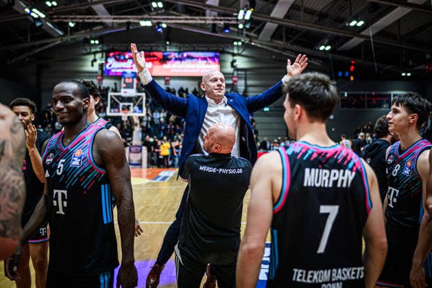 easycredit BBL Basketball Bundesliga 2025 2026 13 Matchday 29 12 2025 Science City Jena vs Telekom Baskets Bonn Mitte Co coach Lionel Bosco Bonn is lifted into the air after the win Sparkassen Arena