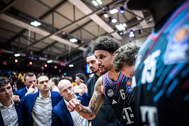 easycredit BBL Basketball Bundesliga 2025 2026 13 Matchday 29 12 2025 Science City Jena vs Telekom Baskets Bonn Captain Michael Kessens Bonn speaks to the Sparkassen Arena team after the win