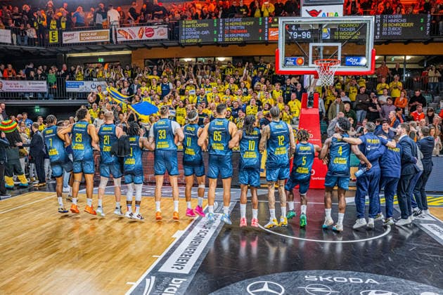 1 Basketball Bundesliga, easyCredit BBL, Season 2025 2026, Men, Main round, Matchday 13, 29 12 2025, RASTA Vechta EWE Baskets Oldenburg The EWE Baskets Oldenburg team and their fans celebrate the victory Vechta RASTA Dome Lower Saxony Germany