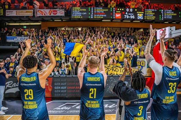 1 Basketball Bundesliga, easyCredit BBL, Season 2025 2026, Men, Main round, Matchday 13, 29 12 2025, RASTA Vechta EWE Baskets Oldenburg The EWE Baskets Oldenburg team and their fans celebrate the victory Vechta RASTA Dome Lower Saxony Germany