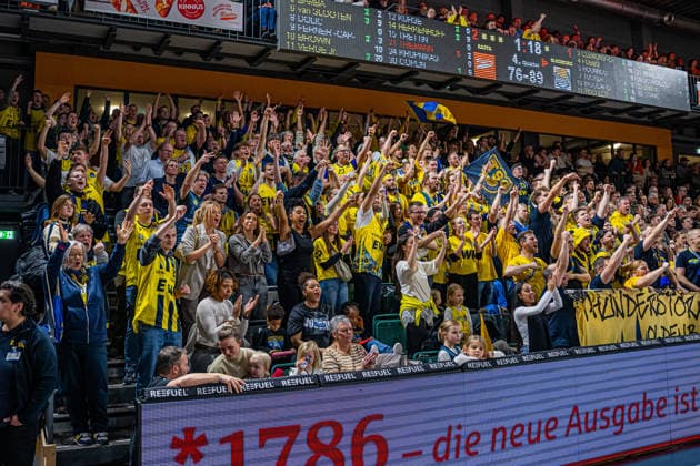 1 Basketball Bundesliga, easyCredit BBL, Season 2025 2026, Men, Main round, Matchday 13, 29 12 2025, RASTA Vechta EWE Baskets Oldenburg The fans of EWE Baskets Oldenburg show emotions during the game Vechta RASTA Dome Lower Saxony Germany