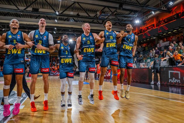 1 Basketball Bundesliga, easyCredit BBL, Season 2025 2026, Men, Main round, Matchday 13, 29 12 2025, RASTA Vechta EWE Baskets Oldenburg The EWE Baskets Oldenburg team after the game Vechta RASTA Dome Lower Saxony Germany