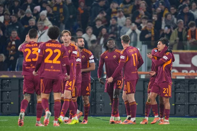 December 29, 2025, Rome, Rome, Italy: Manu Kone of AS Roma celebrates a goal with teammates during the Serie A football match played between AS Roma and Genoa CFC at Stadio Olimpico on December 29, 2025, in Rome, Italy. Rome Italy - ZUMAa181 20251229_zaa_a181_118 Copyright: xDennisxAgyemanx