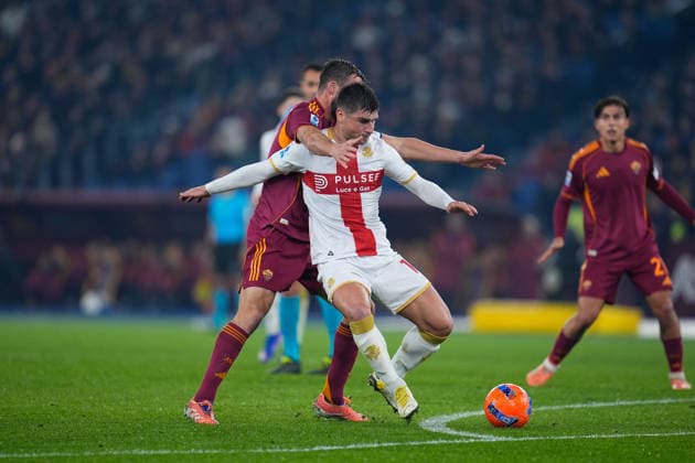 December 29, 2025, Rome, Rome, Italy: Ruslan Malinovskyi of Genoa CFC and Bryan Cristante of AS Roma compete for the ball during the Serie A football match played between AS Roma and Genoa CFC at Stadio Olimpico on December 29, 2025, in Rome, Italy. Rome Italy - ZUMAa181 20251229_zaa_a181_139 Copyright: xDennisxAgyemanx