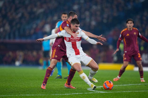December 29, 2025, Rome, Rome, Italy: Ruslan Malinovskyi of Genoa CFC and Bryan Cristante of AS Roma compete for the ball during the Serie A football match played between AS Roma and Genoa CFC at Stadio Olimpico on December 29, 2025, in Rome, Italy. Rome Italy - ZUMAa181 20251229_zaa_a181_150 Copyright: xDennisxAgyemanx