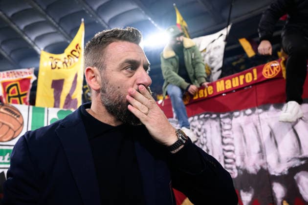 Former AS Roma player and head coach of Genoa CFC, Daniele De Rossi, greetes the AS Roma supporters at the end of the Serie A 2025 2026 football match between AS Roma and Genoa CFC at Stadio Olimpico in Rome (Italy), December 29, 2025. AndreaxStaccioli