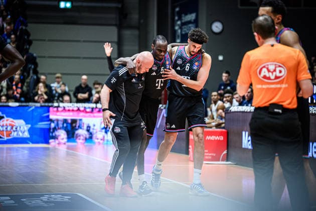 easycredit BBL Basketball Bundesliga 2025 2026 13 Matchday 29 12 2025 Science City Jena vs Telekom Baskets Bonn Tylan Birts Bonn has to be escorted off the field injured Right Michael Kessens Sparkassen Arena