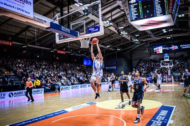 easycredit BBL Basketball Bundesliga 2025 2026 13 Matchday 29 12 2025 Science City Jena vs Telekom Baskets Bonn Kristofer Krause Jena with the free dunk Sparkassen Arena