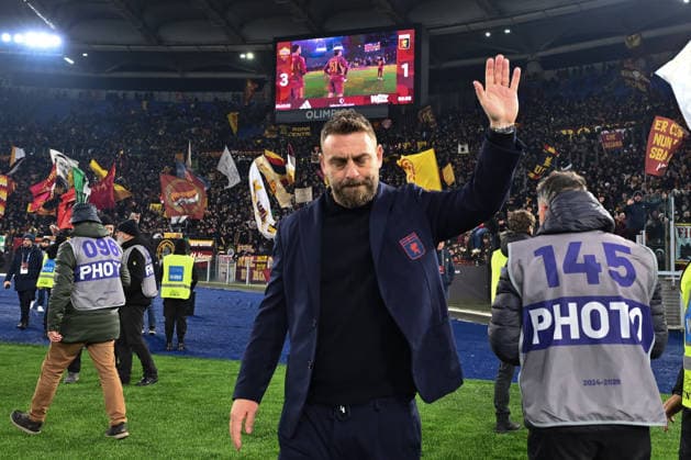 AS Roma v Genoa CFC - Serie A Daniele De Rossi, coach of Genoa C.F.C., greets the fans of A.S. Roma during the 17th day of the Serie A Championship between A.S. Roma and Genoa C.F.C. at the Olympic Stadium in Rome, Italy, on December 29, 2025. Rome Italy  Copyright: xDomenicoxCippitellix originalFilename:cippitelli-asromage251229_npfoL.jpg