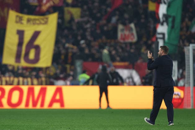 CALCIO - Serie A - AS Roma vs Genoa CFC Rome, Italy - December 29, 2025: Daniele De Rossi coach of Genoa C.F.C. greets roma fans at end of the the Serie A Enilive 2025-2026 football match between AS Roma vs Genoa CFC at Olympic Stadium. Rome Italy  Copyright: xIPAxSport ABACAx