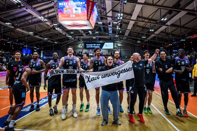 easycredit BBL Basketball Bundesliga 2025 2026 13 Matchday 29 12 2025 Science City Jena vs Telekom Baskets Bonn The team from Bonn celebrates after the victory in Jena in front of the fan block with a fan and banner Sparkassen Arena