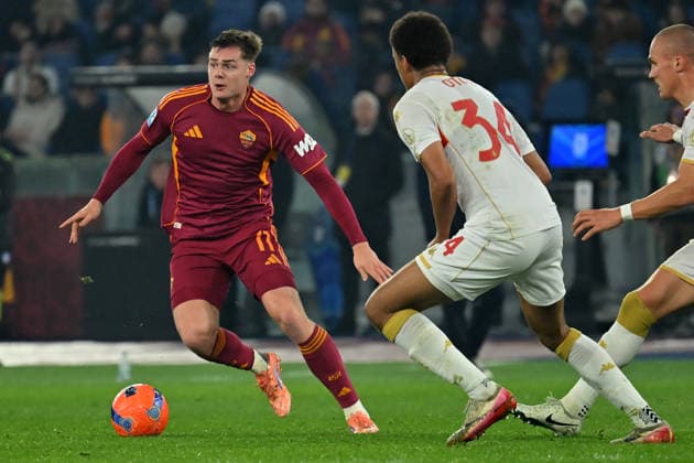 Soccer, serie A match, AS Roma v Genoa Evan Ferguson of AS Roma,Sebastian Otoa of Genoa during the serie A Enilive match between AS Roma v Genoa at olimpico stadium in Rome, Italy, Dec 29, 2025. Imago-Images Emmefoto Copyright: xImago-Images Emmefotox