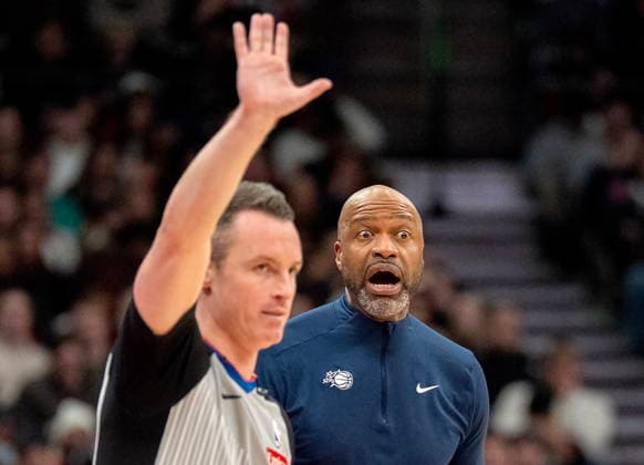 December 29, 2025, Toronto, On, Canada: Orlando Magic head coach Jamahl Mosley reacts to a call as he stands behind official Pat O Connell during first half NBA, Basketball Herren, USA action against the Toronto Raptors in Toronto on Monday December 29, 2025. Canada News - December 29, 2025  - ZUMAc35_ 20251229_zaf_c35_049 Copyright: xFrankxGunnx