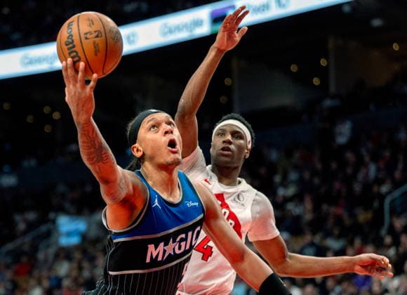 December 29, 2025, Toronto, On, Canada: Orlando Magic forward Paolo Banchero (5) tries to get the ball to the hoop against Toronto Raptors Ja Kobe Walter (14) during second half NBA, Basketball Herren, USA action in Toronto on Monday December 29, 2025. Canada News - December 29, 2025  - ZUMAc35_ 20251229_zaf_c35_056 Copyright: xFrankxGunnx