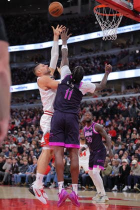 CHICAGO, IL - DECEMBER 29: Nikola Vucevic 9 of the Chicago Bulls shoots the ball over Naz Reid 11 of the Minnesota Timberwolves during the first half on December 29, 2025 at the United Center in Chicago, Illinois. (Photo by Melissa Tamez Icon Sportswire) NBA, Basketball Herren, USA DEC 29 Minnesota Timberwolves at Chicago Bulls EDITORIAL USE ONLY Icon251229008