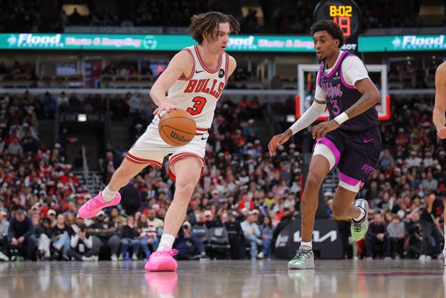 CHICAGO, IL - DECEMBER 29: Jaden McDaniels 3 of the Minnesota Timberwolves guards Josh Giddey 3 of the Chicago Bulls during the first half on December 29, 2025 at the United Center in Chicago, Illinois. (Photo by Melissa Tamez Icon Sportswire) NBA, Basketball Herren, USA DEC 29 Minnesota Timberwolves at Chicago Bulls EDITORIAL USE ONLY Icon251229014