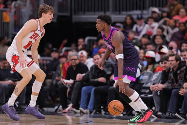 CHICAGO, IL - DECEMBER 29: Matas Buzelis 14 of the Chicago Bulls guards Anthony Edwards 5 of the Minnesota Timberwolves during the first half on December 29, 2025 at the United Center in Chicago, Illinois. (Photo by Melissa Tamez Icon Sportswire) NBA, Basketball Herren, USA DEC 29 Minnesota Timberwolves at Chicago Bulls EDITORIAL USE ONLY Icon251229002