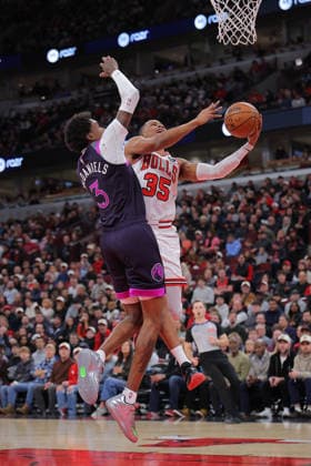 CHICAGO, IL - DECEMBER 29: Isaac Okoro 35 of the Chicago Bulls drives to the basket against Jaden McDaniels 3 of the Minnesota Timberwolves during the first half on December 29, 2025 at the United Center in Chicago, Illinois. (Photo by Melissa Tamez Icon Sportswire) NBA, Basketball Herren, USA DEC 29 Minnesota Timberwolves at Chicago Bulls EDITORIAL USE ONLY Icon251229003