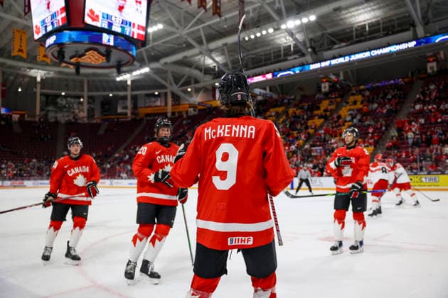 December 29, 2025, Minneapolis, Minnesota, United States: Canadian players move to congratulate Canada forward GAVIN McKENNA (9) after a goal. Canada and Denmark faced off in the opening round of the IIHF World Junior Championship on December 29th. Canada was victorious 9-1. Minneapolis United States - ZUMAt166 20251229_zsp_t166_064 Copyright: xMichaelxTurnerx