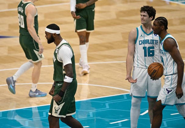 Charlotte Hornets v Milwaukee Bucks - NBA, Basketball Herren, USA CHARLOTTE, USA - DECEMBER 29: Milwaukee Bucks Bobby Portis gestures during the game against the Charlotte Hornets at the Spectrum Center in Charlotte NC, United States on December 29, 2025 Peter Zay Anadolu Charlotte United States. Editorial use only. Please get in touch for any other usage.  Copyright: x2025xAnadoluxPeterxZayx