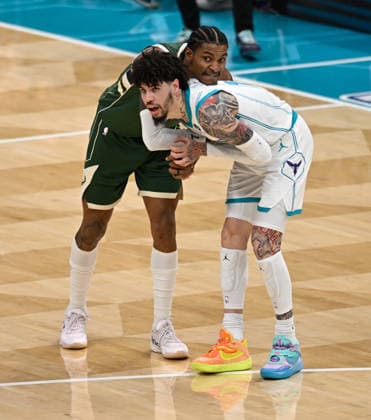 Charlotte Hornets v Milwaukee Bucks - NBA, Basketball Herren, USA CHARLOTTE, USA - DECEMBER 29: Charlotte Hornets LaMelo Ball vs Milwaukee Bucks Kevin Porter Jr. at the Spectrum Center in Charlotte NC, United States on December 29, 2025 Peter Zay Anadolu Charlotte United States. Editorial use only. Please get in touch for any other usage.  Copyright: x2025xAnadoluxPeterxZayx