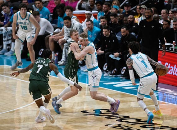 Charlotte Hornets v Milwaukee Bucks - NBA, Basketball Herren, USA CHARLOTTE, USA - DECEMBER 29: Charlotte Hornets Tidjane Salaun vs Milwaukee Bucks AJ Green at the Spectrum Center in Charlotte NC, United States on December 29, 2025 Peter Zay Anadolu Charlotte United States. Editorial use only. Please get in touch for any other usage.  Copyright: x2025xAnadoluxPeterxZayx