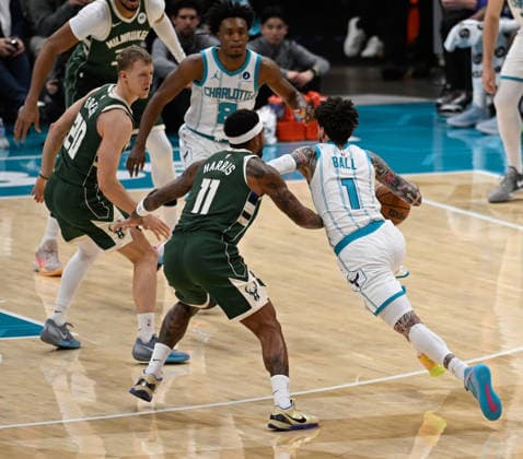 Charlotte Hornets v Milwaukee Bucks - NBA, Basketball Herren, USA CHARLOTTE, USA - DECEMBER 29: Charlotte Hornets LaMelo Ball vs Milwaukee Bucks Gary Harris at the Spectrum Center in Charlotte NC, United States on December 29, 2025 Peter Zay Anadolu Charlotte United States. Editorial use only. Please get in touch for any other usage.  Copyright: x2025xAnadoluxPeterxZayx