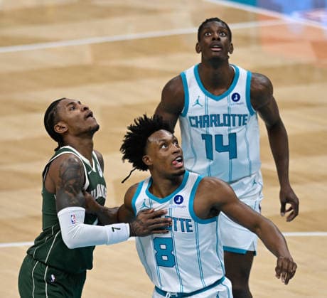 Charlotte Hornets v Milwaukee Bucks - NBA, Basketball Herren, USA CHARLOTTE, USA - DECEMBER 29: Charlotte Hornets Collin Sexton vs Milwaukee Bucks Kevin Porter Jr. at the Spectrum Center in Charlotte NC, United States on December 29, 2025 Peter Zay Anadolu Charlotte United States. Editorial use only. Please get in touch for any other usage.  Copyright: x2025xAnadoluxPeterxZayx