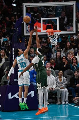 Charlotte Hornets v Milwaukee Bucks - NBA, Basketball Herren, USA CHARLOTTE, USA - DECEMBER 29: Charlotte Hornets Josh Green jumps with Milwaukee Bucks Myles Turner at the Spectrum Center in Charlotte NC, United States on December 29, 2025 Peter Zay Anadolu Charlotte United States. Editorial use only. Please get in touch for any other usage.  Copyright: x2025xAnadoluxPeterxZayx
