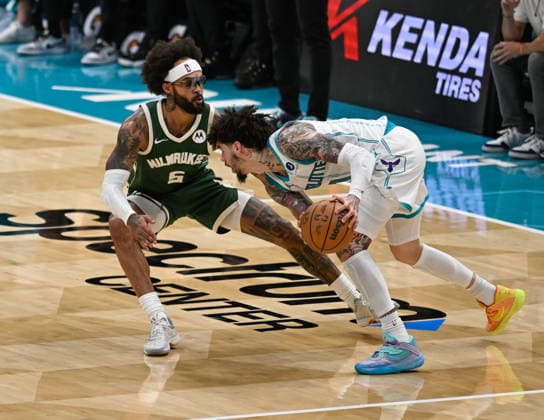 Charlotte Hornets v Milwaukee Bucks - NBA, Basketball Herren, USA CHARLOTTE, USA - DECEMBER 29: Charlotte Hornets LaMelo Ball vs Milwaukee Bucks Gary Trent Jr. at the Spectrum Center in Charlotte NC, United States on December 29, 2025 Peter Zay Anadolu Charlotte United States. Editorial use only. Please get in touch for any other usage.  Copyright: x2025xAnadoluxPeterxZayx