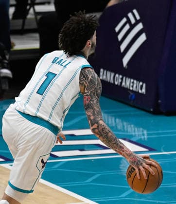 Charlotte Hornets v Milwaukee Bucks - NBA, Basketball Herren, USA CHARLOTTE, USA - DECEMBER 29: Charlotte Hornets LaMelo Ball during the game against the Milwaukee Bucks at the Spectrum Center in Charlotte NC, United States on December 29, 2025 Peter Zay Anadolu Charlotte United States. Editorial use only. Please get in touch for any other usage.  Copyright: x2025xAnadoluxPeterxZayx