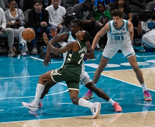 Charlotte Hornets v Milwaukee Bucks - NBA, Basketball Herren, USA CHARLOTTE, USA - DECEMBER 29: Charlotte Hornets Sion James defends against Milwaukee Bucks Kevin Porter Jr. at the Spectrum Center in Charlotte NC, United States on December 29, 2025 Peter Zay Anadolu Charlotte United States. Editorial use only. Please get in touch for any other usage.  Copyright: x2025xAnadoluxPeterxZayx