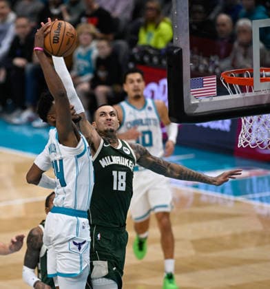 Charlotte Hornets v Milwaukee Bucks - NBA, Basketball Herren, USA CHARLOTTE, USA - DECEMBER 29: Charlotte Hornets Brandon Miller against Milwaukee Bucks Kyle Kuzma during the NBA basketball game between Charlotte Hornets and Milwaukee Bucks at the Spectrum Center in Charlotte NC, United States on December 29, 2025. Peter Zay Anadolu Charlotte United States. Editorial use only. Please get in touch for any other usage.  Copyright: x2025xAnadoluxPeterxZayx