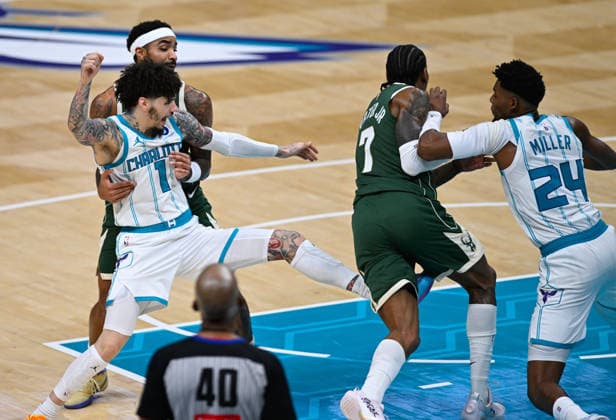 Charlotte Hornets v Milwaukee Bucks - NBA, Basketball Herren, USA CHARLOTTE, USA - DECEMBER 29: Charlotte Hornets LaMelo ball lounges for Milwaukee Bucks Kevin Porter Jr. during the NBA basketball game between Charlotte Hornets and Milwaukee Bucks at the Spectrum Center in Charlotte NC, United States on December 29, 2025. Peter Zay Anadolu Charlotte United States. Editorial use only. Please get in touch for any other usage.  Copyright: x2025xAnadoluxPeterxZayx