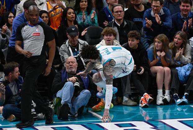Charlotte Hornets v Milwaukee Bucks - NBA, Basketball Herren, USA CHARLOTTE, USA - DECEMBER 29: Charlotte Hornets LaMelo Ball falls to the photographer during the NBA basketball game between Charlotte Hornets and Milwaukee Bucks at the Spectrum Center in Charlotte NC, United States on December 29, 2025. Peter Zay Anadolu Charlotte United States. Editorial use only. Please get in touch for any other usage.  Copyright: x2025xAnadoluxPeterxZayx