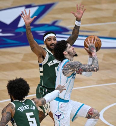 Charlotte Hornets v Milwaukee Bucks - NBA, Basketball Herren, USA CHARLOTTE, USA - DECEMBER 29: Charlotte Hornets LaMelo Ball jumps with the ball during the NBA basketball game between Charlotte Hornets and Milwaukee Bucks at the Spectrum Center in Charlotte NC, United States on December 29, 2025. Peter Zay Anadolu Charlotte United States. Editorial use only. Please get in touch for any other usage.  Copyright: x2025xAnadoluxPeterxZayx