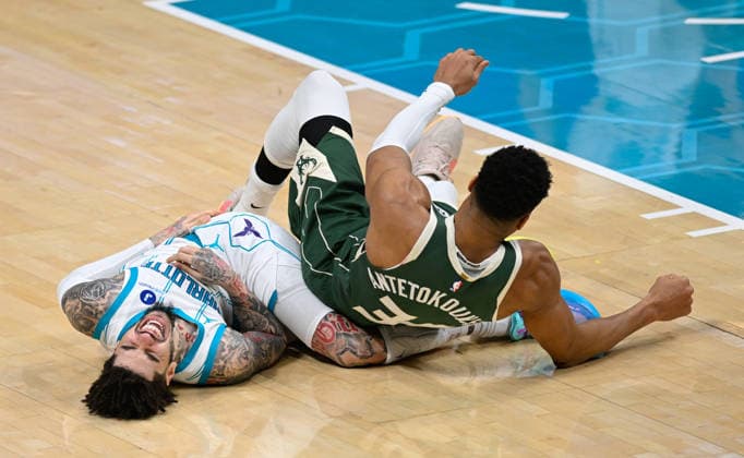 Charlotte Hornets v Milwaukee Bucks - NBA, Basketball Herren, USA CHARLOTTE, USA - DECEMBER 29: Milwaukee Bucks Giannis Antetokounmpo falls on Charlotte Hornets LaMelo Ball during the NBA basketball game between Charlotte Hornets and Milwaukee Bucks at the Spectrum Center in Charlotte NC, United States on December 29, 2025. Peter Zay Anadolu Charlotte United States. Editorial use only. Please get in touch for any other usage.  Copyright: x2025xAnadoluxPeterxZayx