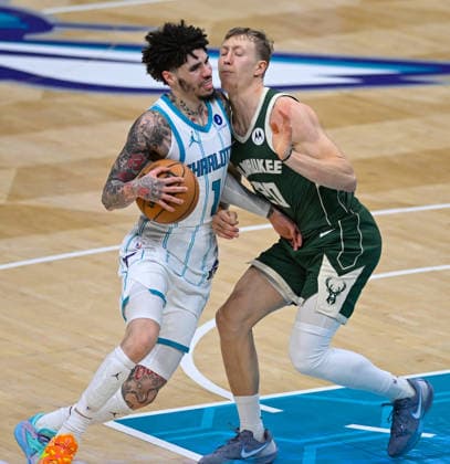 Charlotte Hornets v Milwaukee Bucks - NBA, Basketball Herren, USA CHARLOTTE, USA - DECEMBER 29: Charlotte Hornets LaMelo Ball in action against Milwaukee Bucks AJ Green during the NBA basketball game between Charlotte Hornets and Milwaukee Bucks at the Spectrum Center in Charlotte NC, United States on December 29, 2025. Peter Zay Anadolu Charlotte United States. Editorial use only. Please get in touch for any other usage.  Copyright: x2025xAnadoluxPeterxZayx