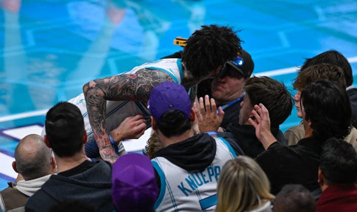 Charlotte Hornets v Milwaukee Bucks - NBA, Basketball Herren, USA CHARLOTTE, USA - DECEMBER 29: Charlotte Hornets LaMelo Ball falls to the audience during the NBA basketball game between Charlotte Hornets and Milwaukee Bucks at the Spectrum Center in Charlotte NC, United States on December 29, 2025. Peter Zay Anadolu Charlotte United States. Editorial use only. Please get in touch for any other usage.  Copyright: x2025xAnadoluxPeterxZayx