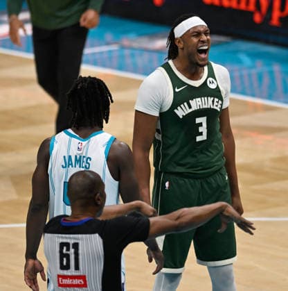 Charlotte Hornets v Milwaukee Bucks - NBA, Basketball Herren, USA CHARLOTTE, USA - DECEMBER 29: Milwaukee Bucks Myles Turner celebrates during the game against the Charlotte Hornets at the Spectrum Center in Charlotte NC, United States on December 29, 2025 Peter Zay Anadolu Charlotte United States. Editorial use only. Please get in touch for any other usage.  Copyright: x2025xAnadoluxPeterxZayx