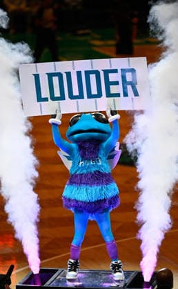 Charlotte Hornets v Milwaukee Bucks - NBA, Basketball Herren, USA CHARLOTTE, USA - DECEMBER 29: Charlotte Hornets maskot Hugo warms up the crowd before the game against the Milwaukee Bucks at the Spectrum Center in Charlotte NC, United States on December 29, 2025 Peter Zay Anadolu Charlotte United States. Editorial use only. Please get in touch for any other usage.  Copyright: x2025xAnadoluxPeterxZayx